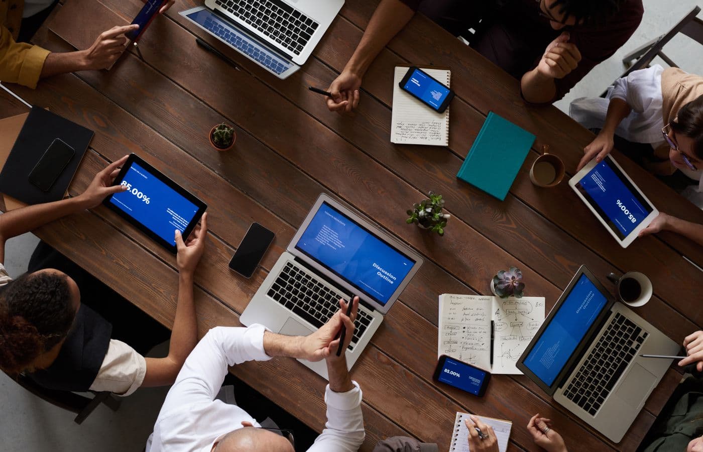 Equipe de negócios reunida colaborando em um escritório